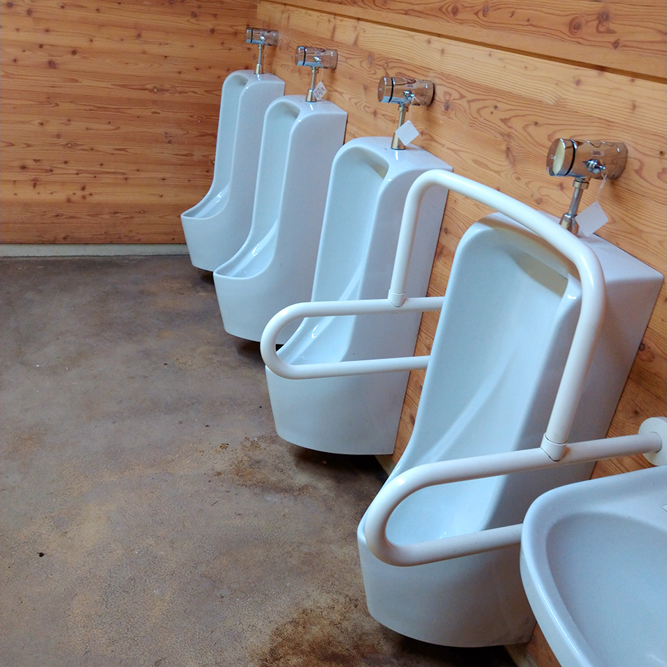 湯の丸キャンプ場 - 男トイレ