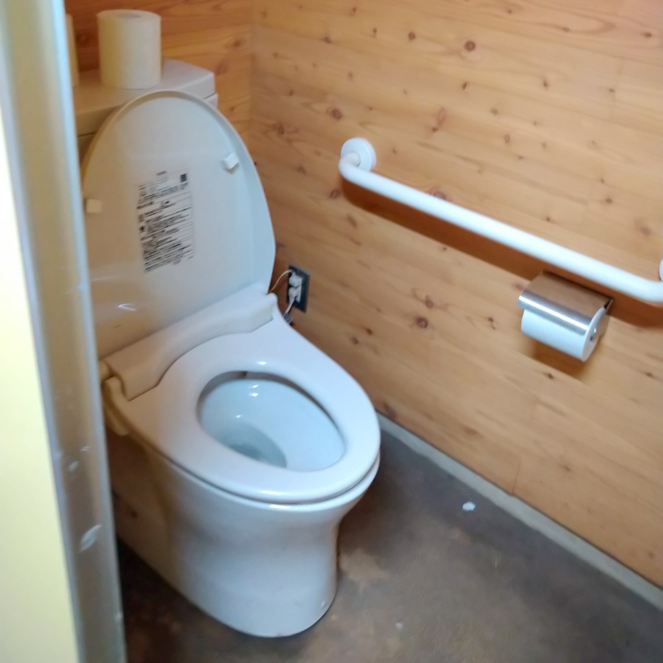 湯の丸キャンプ場 - 温便座洋式トイレ