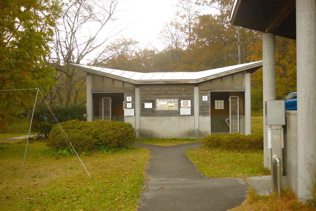 牛野ダムキャンプ場(達居森と湖畔自然公園) - トイレ