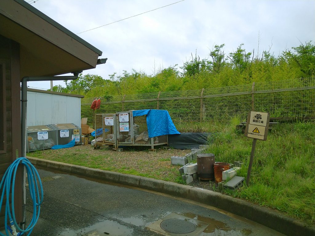 日川浜オートキャンプ場-管理棟横のゴミ捨て場
