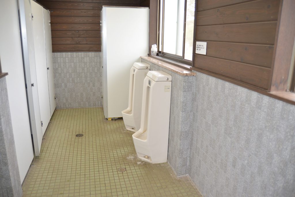 日川浜オートキャンプ場-中央にあるトイレ
