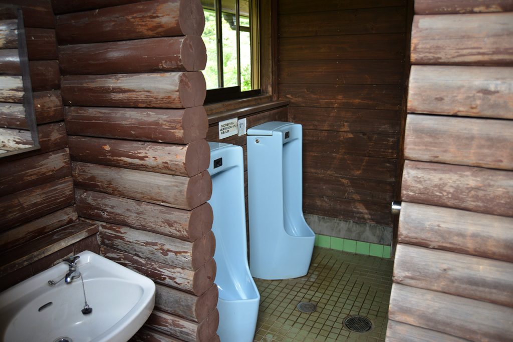 日川浜オートキャンプ場-奥にあるトイレ