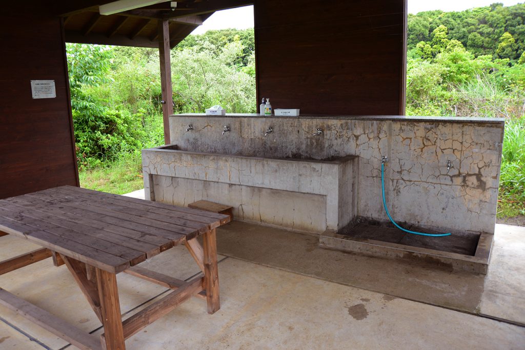 日川浜オートキャンプ場-奥にある炊事場 作業台があります