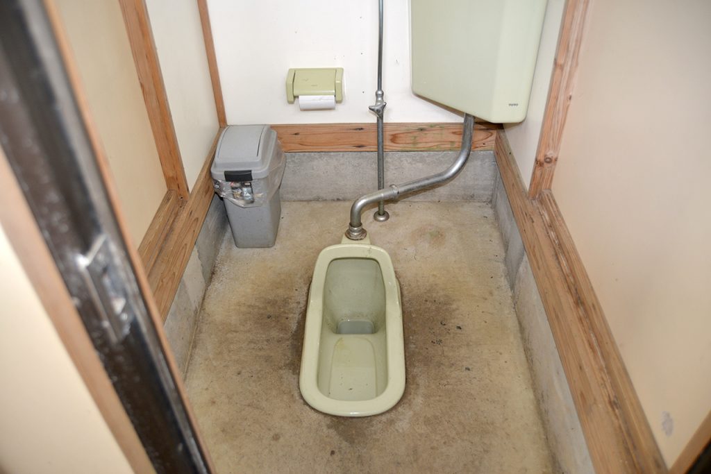 田の上キャンプ場 -上段側和式トイレ-